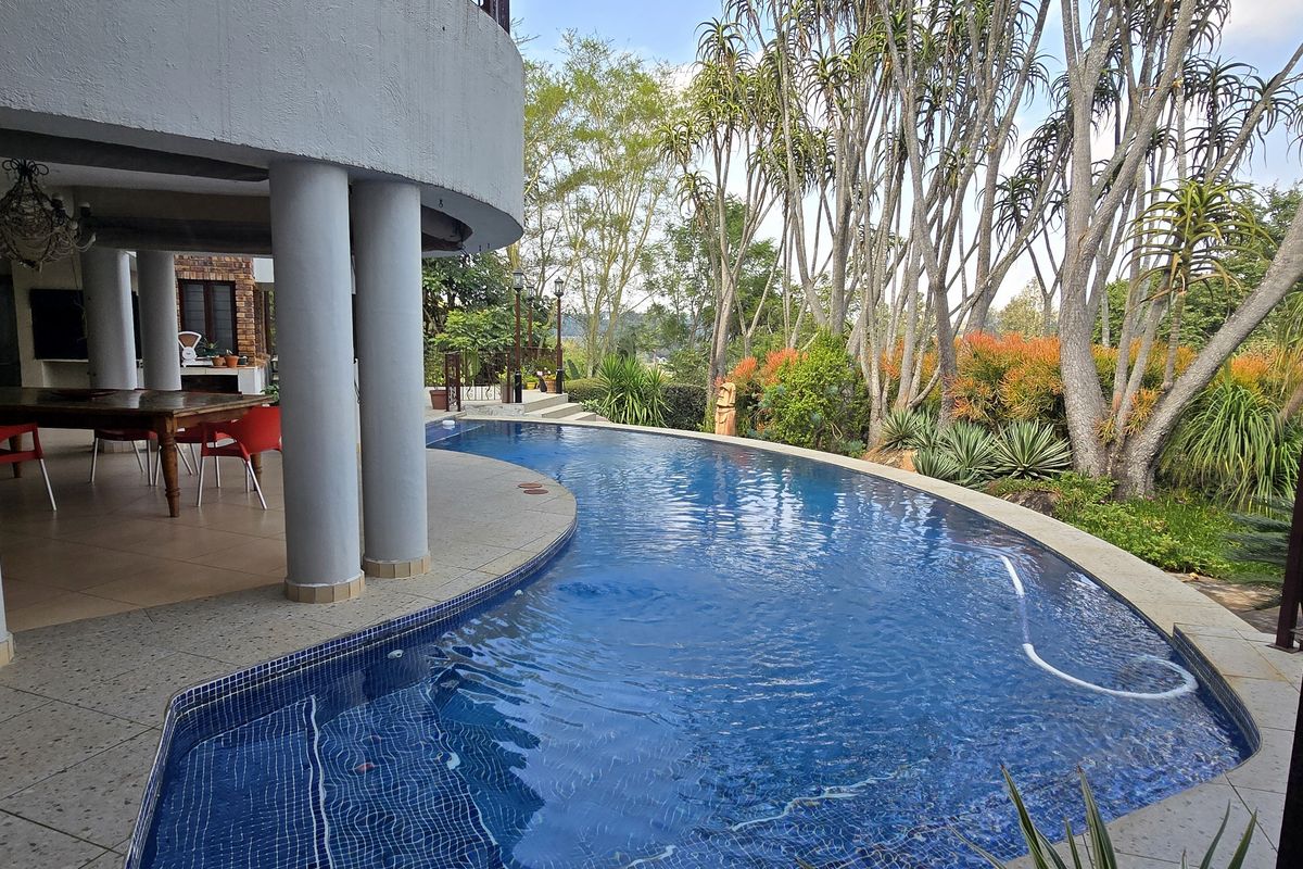 Luxury Living - 6 Bedrooms & ensuites with beautiful views in White River Country Estate - Photo 3