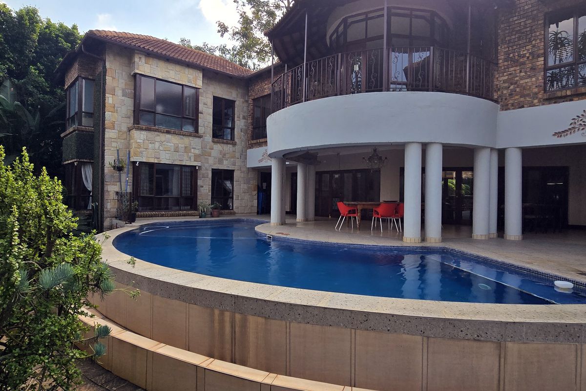 Luxury Living - 6 Bedrooms & ensuites with beautiful views in White River Country Estate - Photo 5