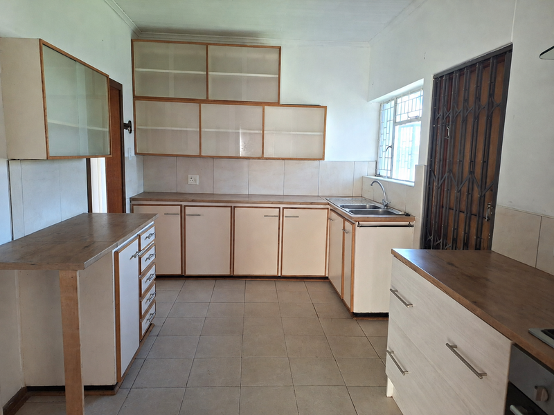 Spacious 4-Bedroom Family Home - Photo 10