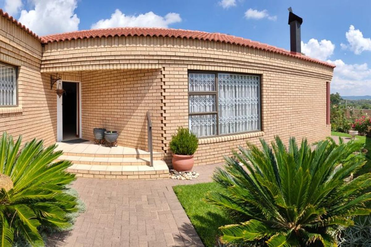 Upmarket Townhouse in Safe Complex for sale in Parys - Photo 3