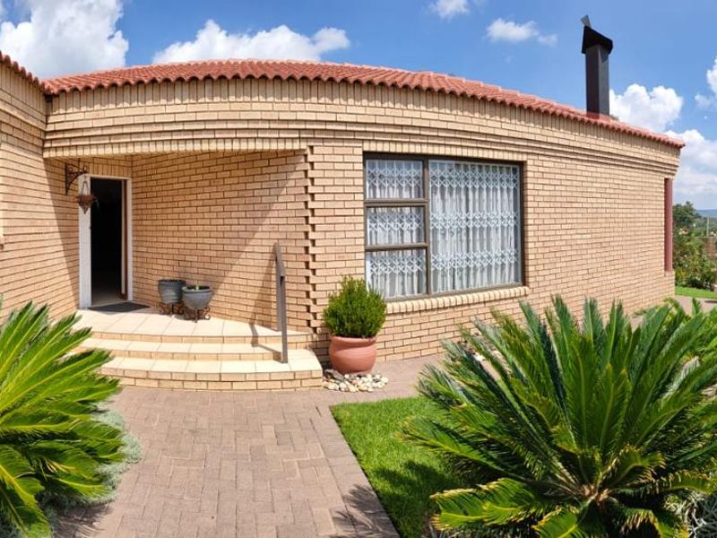 Upmarket Townhouse in Safe Complex for sale in Parys - Photo 3