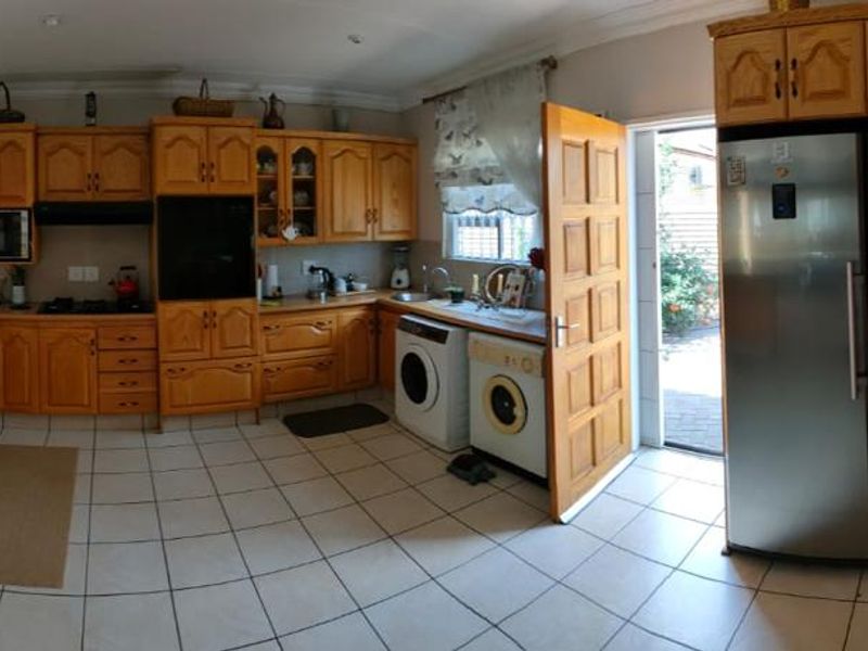 Upmarket Townhouse in Safe Complex for sale in Parys - Photo 10