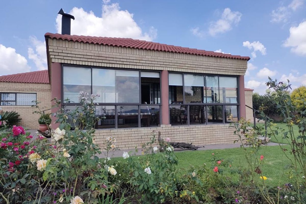 Upmarket Townhouse in Safe Complex for sale in Parys - Photo 2
