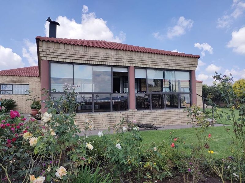Upmarket Townhouse in Safe Complex for sale in Parys - Photo 2