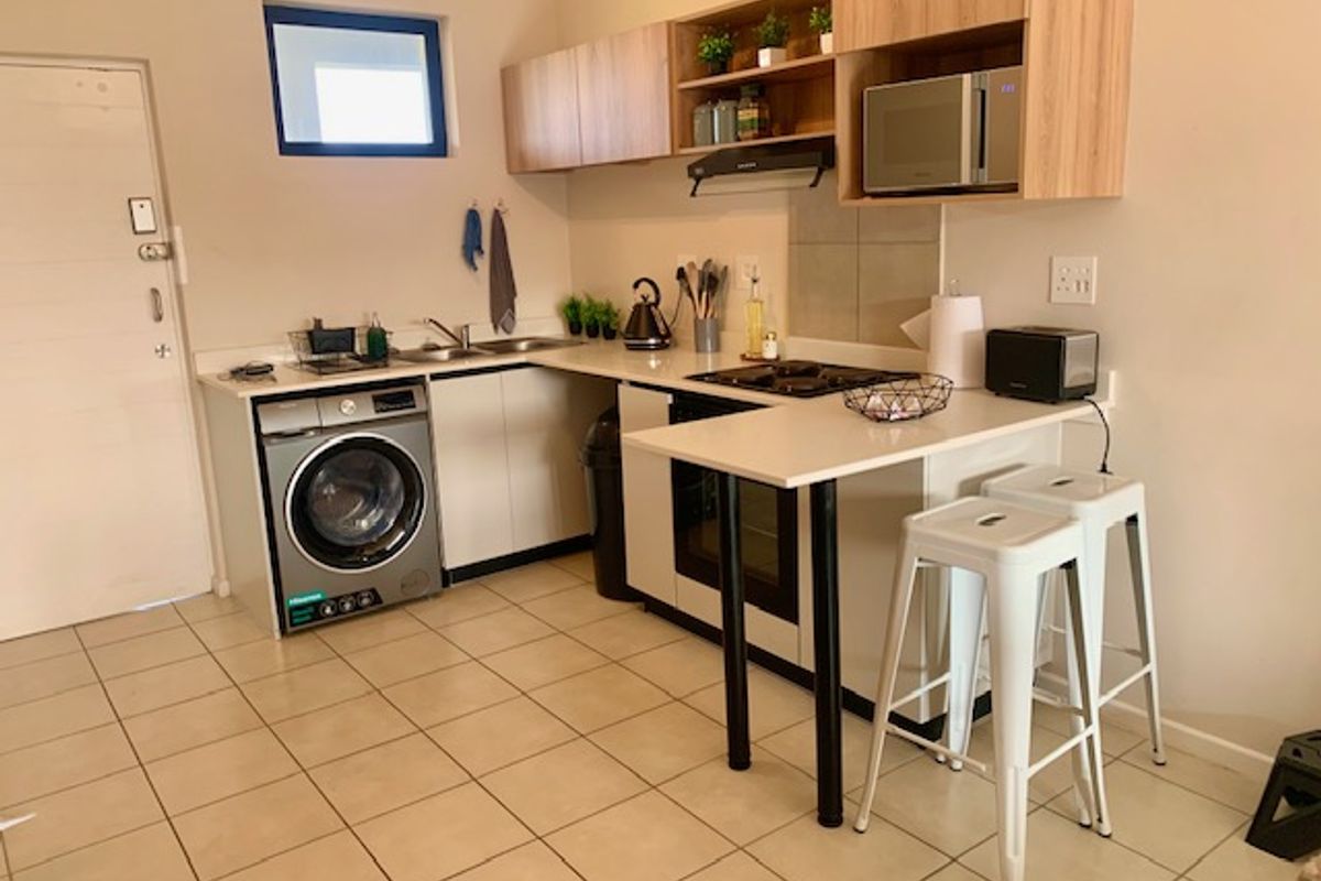 MODERN FULLY FURNISHED 2 BEDROOM TOP FLOOR APARTMENT AVAILALBLE IMMEDIATELY - Photo 5