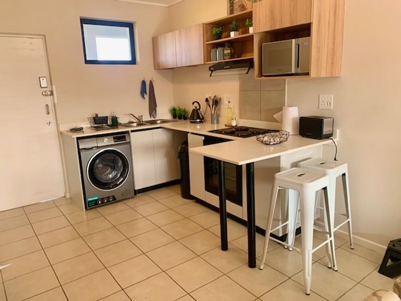 MODERN FULLY FURNISHED 2 BEDROOM TOP FLOOR APARTMENT AVAILALBLE IMMEDIATELY - Photo 5