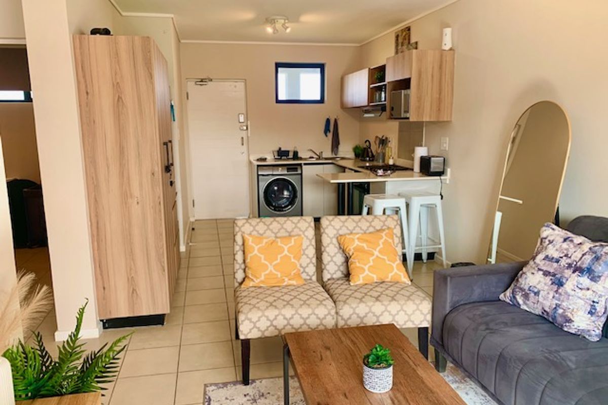 MODERN FULLY FURNISHED 2 BEDROOM TOP FLOOR APARTMENT AVAILALBLE IMMEDIATELY - Photo 3