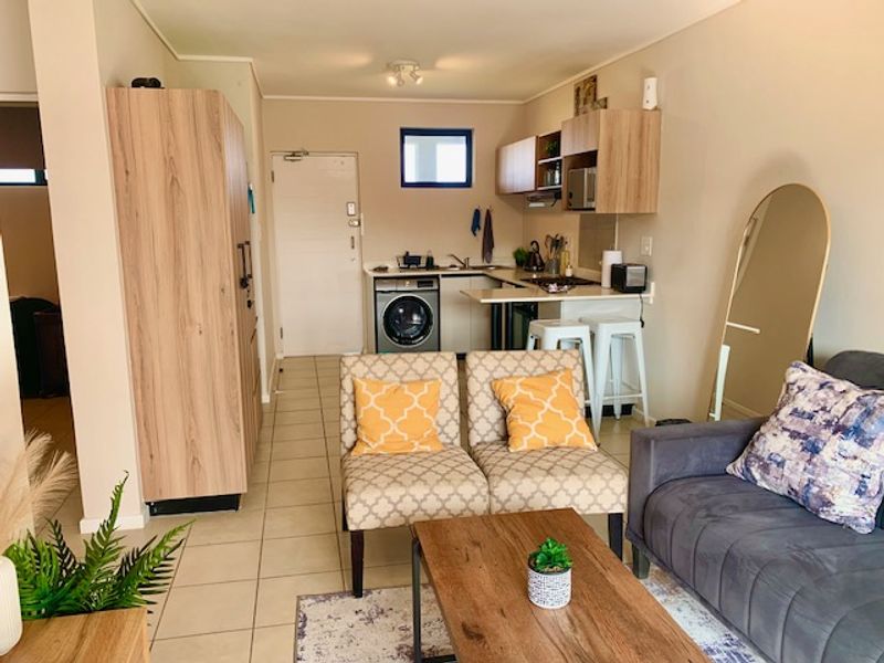 MODERN FULLY FURNISHED 2 BEDROOM TOP FLOOR APARTMENT AVAILALBLE IMMEDIATELY - Photo 3