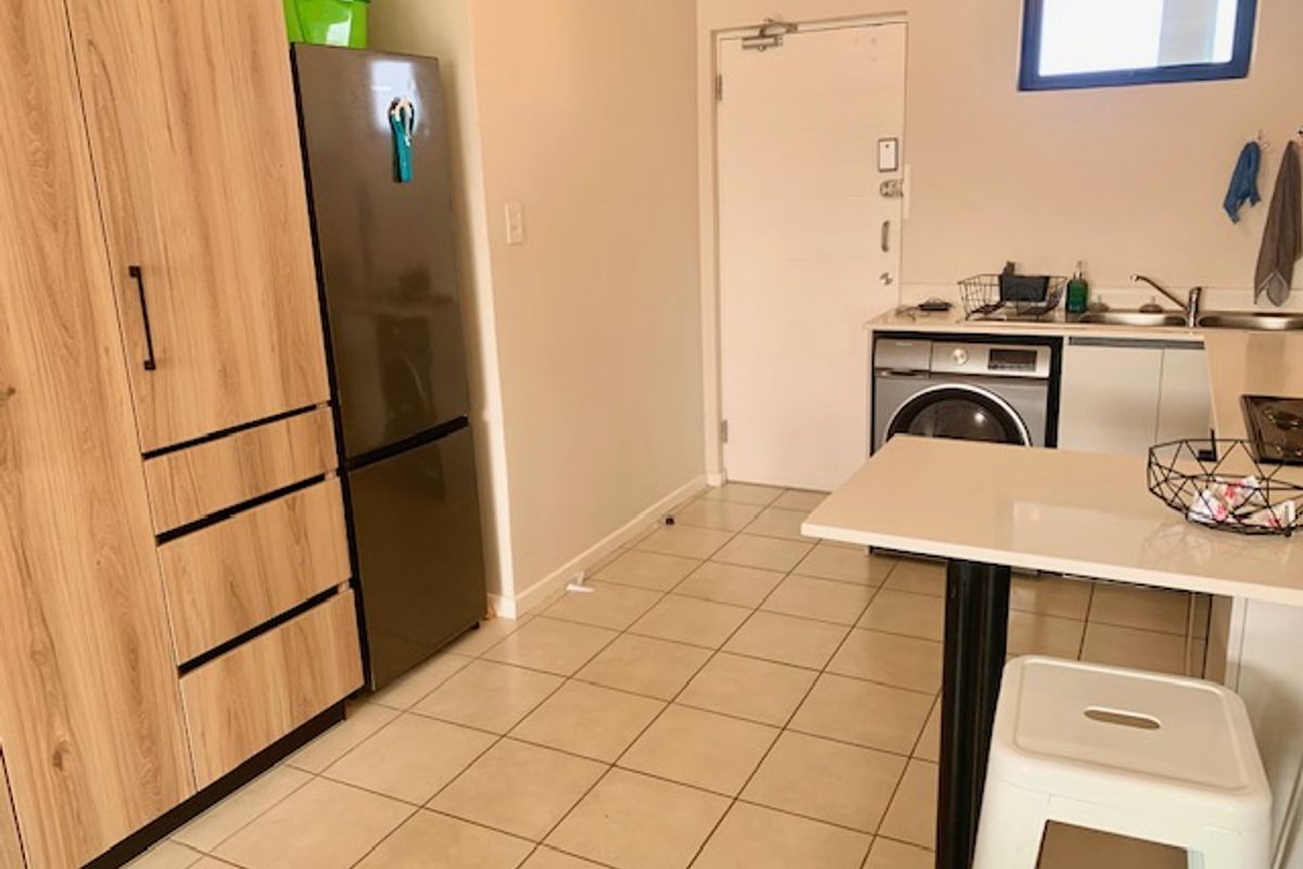 MODERN FULLY FURNISHED 2 BEDROOM TOP FLOOR APARTMENT AVAILALBLE IMMEDIATELY - Photo 4