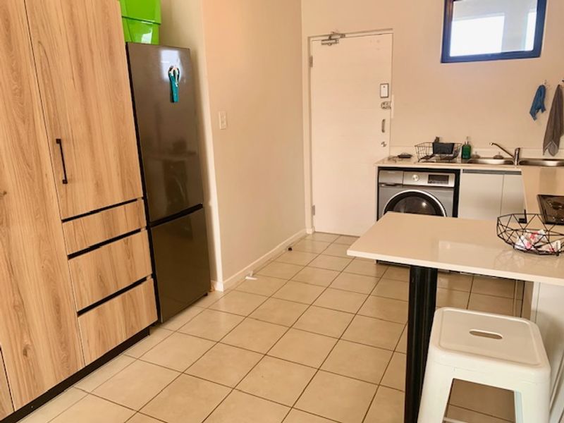 MODERN FULLY FURNISHED 2 BEDROOM TOP FLOOR APARTMENT AVAILALBLE IMMEDIATELY - Photo 4