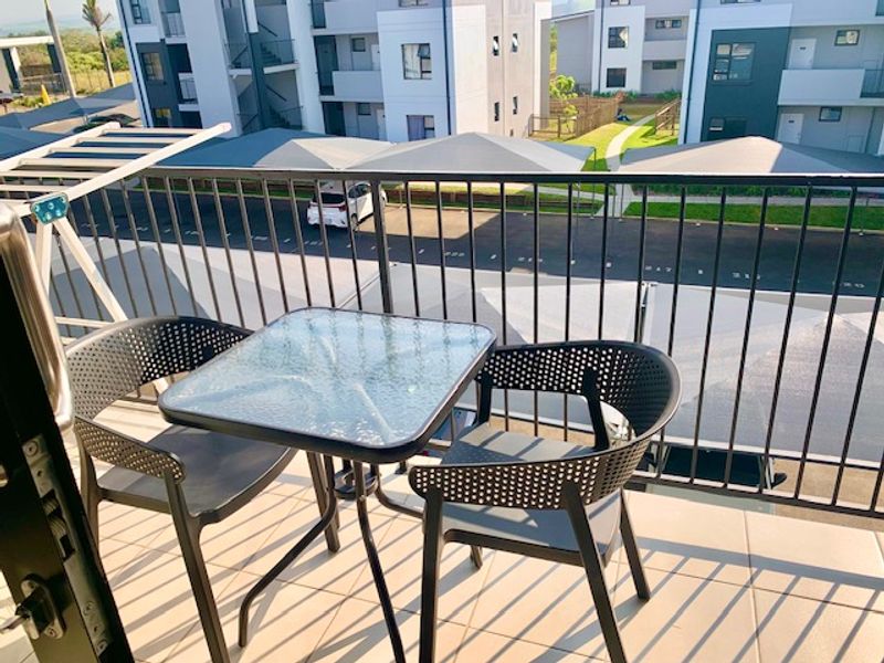 MODERN FULLY FURNISHED 2 BEDROOM TOP FLOOR APARTMENT AVAILALBLE IMMEDIATELY - Photo 8