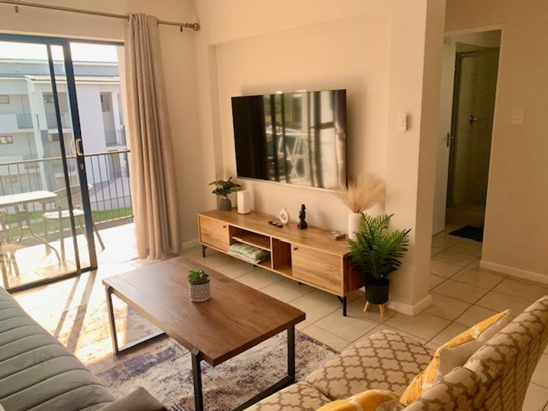 MODERN FULLY FURNISHED 2 BEDROOM TOP FLOOR APARTMENT AVAILALBLE IMMEDIATELY - Photo 7
