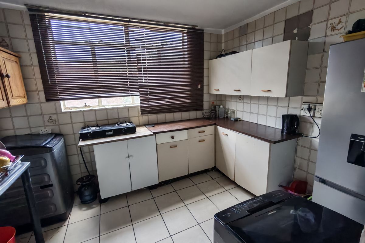 Lock-Up-and-Go  Apartment Close to Schools and Transport Routes - Photo 2