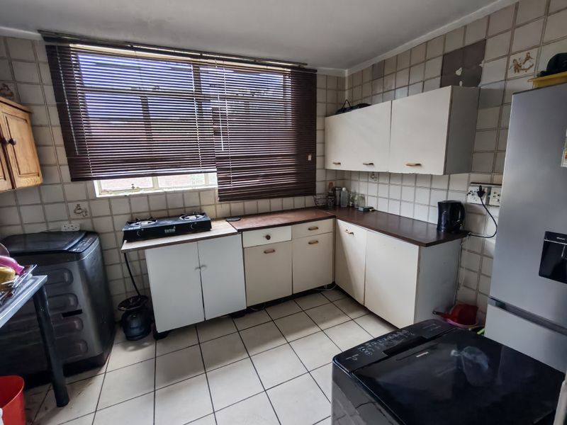 Lock-Up-and-Go  Apartment Close to Schools and Transport Routes - Photo 2
