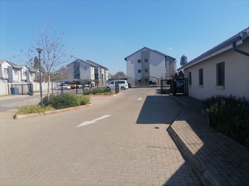 2-BEDROOM 2-BATHROOM APARTMENT FOR SALE IN DU VIN ESTATE-RASLOUW(CENTRION)GROUND FLOOR - Photo 5
