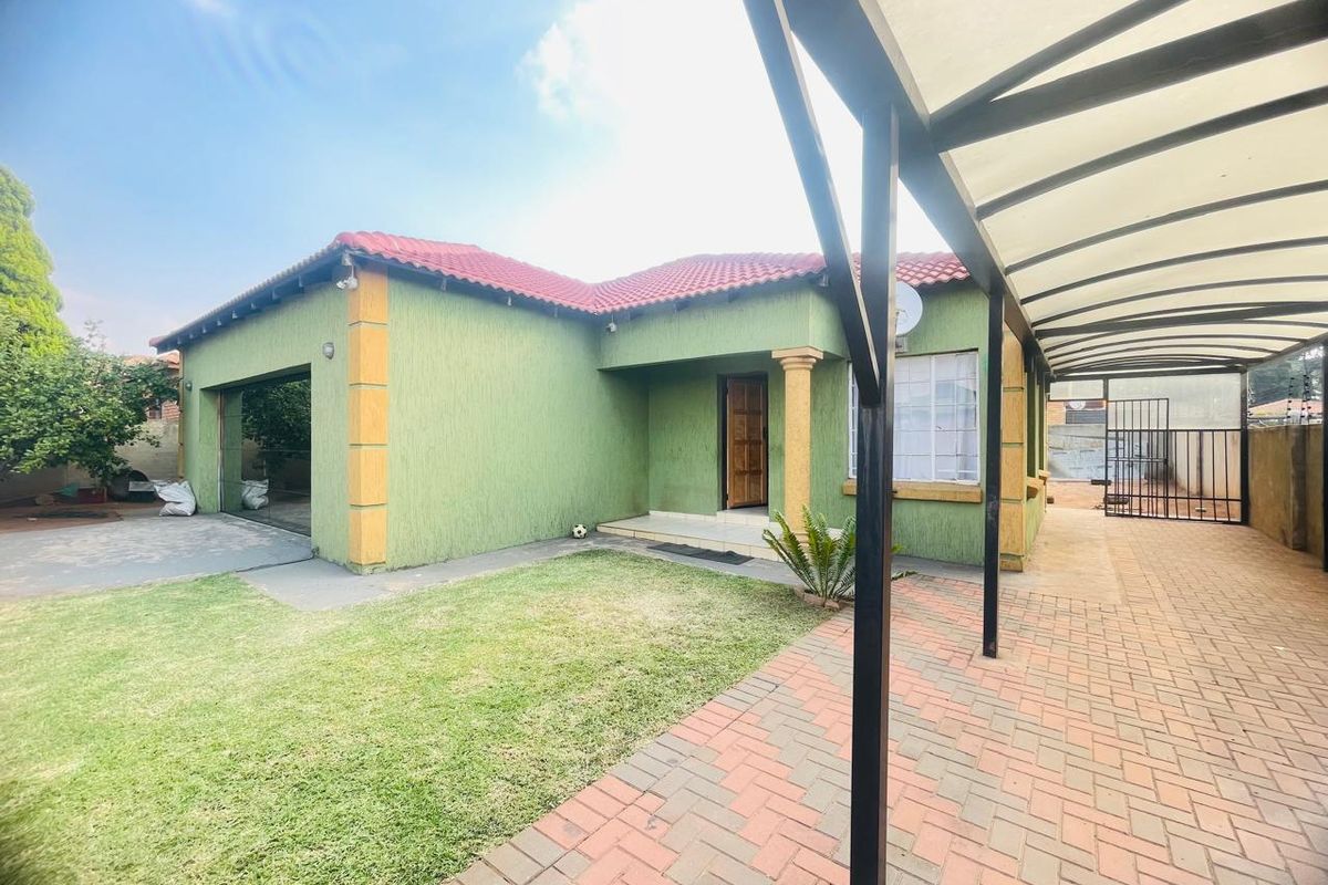 Beautiful, Neat and Conveniently Located Family Home. - Photo 2