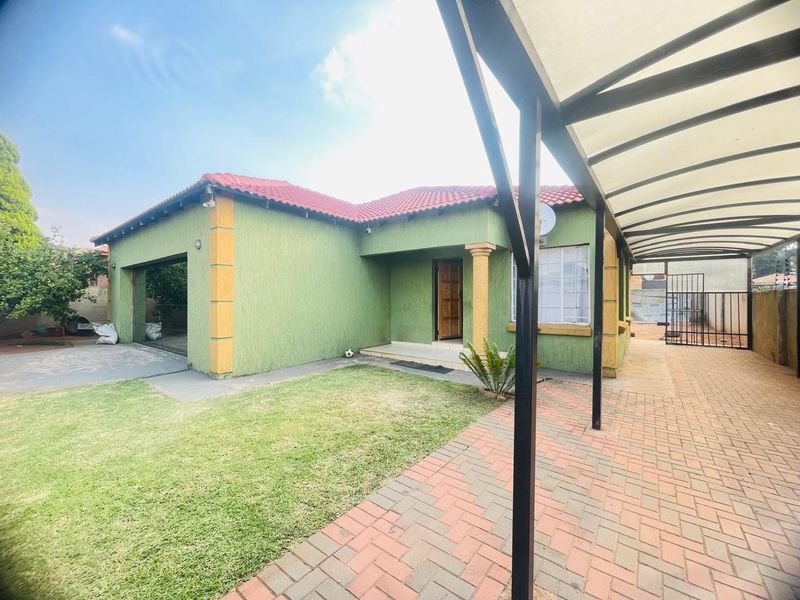 Beautiful, Neat and Conveniently Located Family Home. - Photo 2
