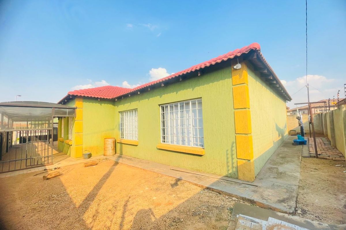 Beautiful, Neat and Conveniently Located Family Home. - Photo 3