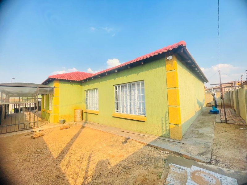 Beautiful, Neat and Conveniently Located Family Home. - Photo 3