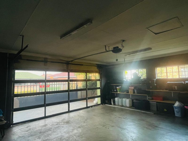 Beautiful, Neat and Conveniently Located Family Home. - Photo 10