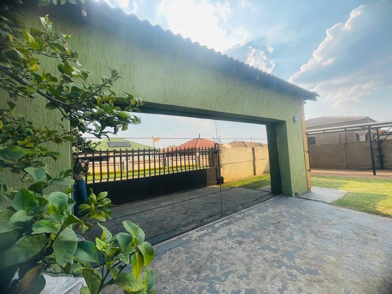 Beautiful, Neat and Conveniently Located Family Home. - Photo 1