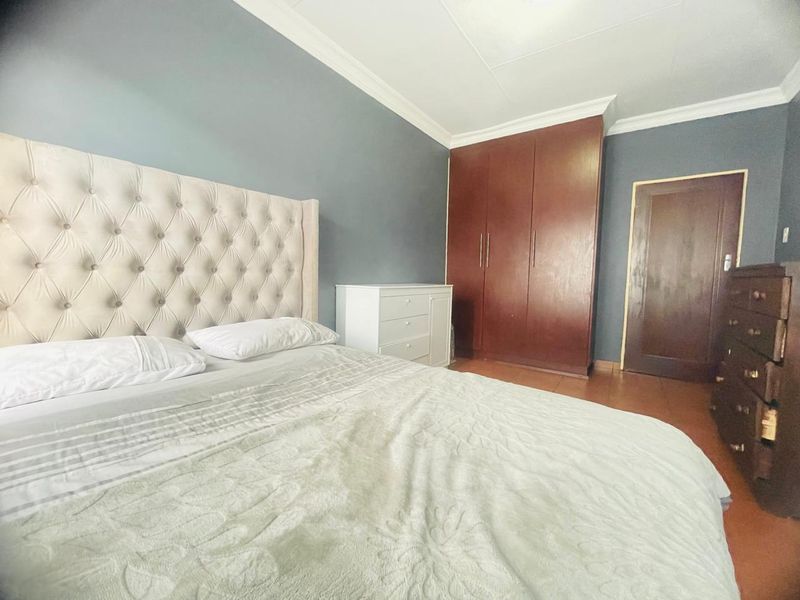 Beautiful, Neat and Conveniently Located Family Home. - Photo 9