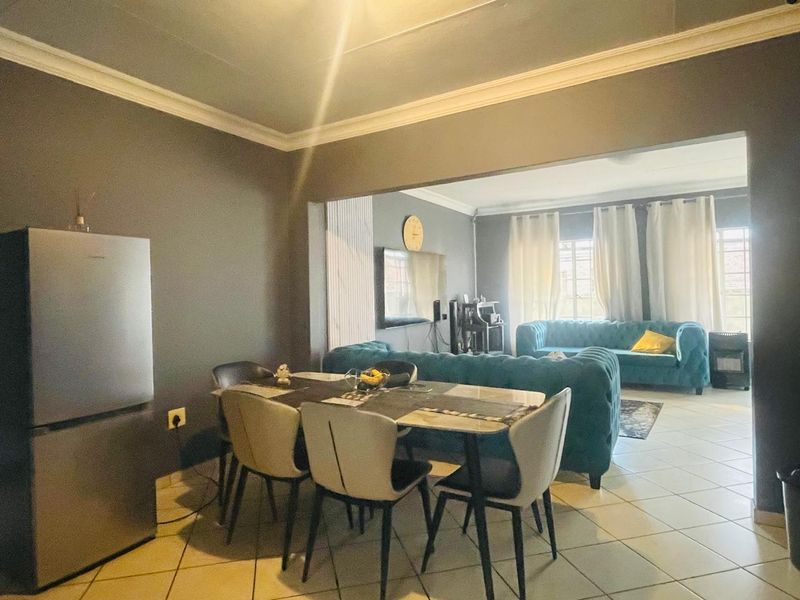 Beautiful, Neat and Conveniently Located Family Home. - Photo 6