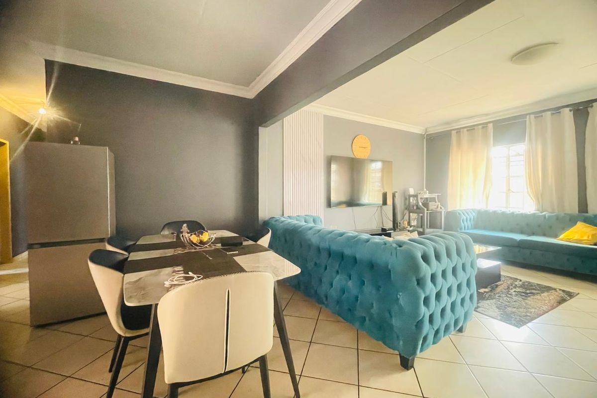 Beautiful, Neat and Conveniently Located Family Home. - Photo 4