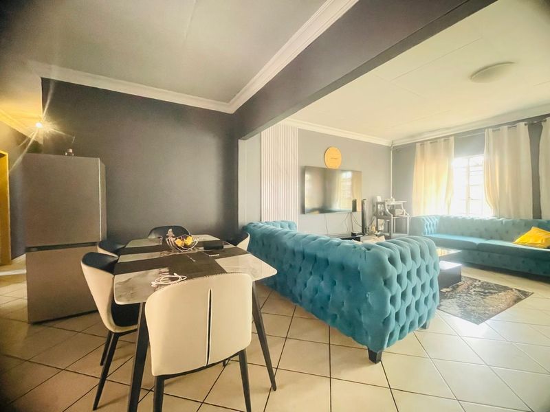 Beautiful, Neat and Conveniently Located Family Home. - Photo 4