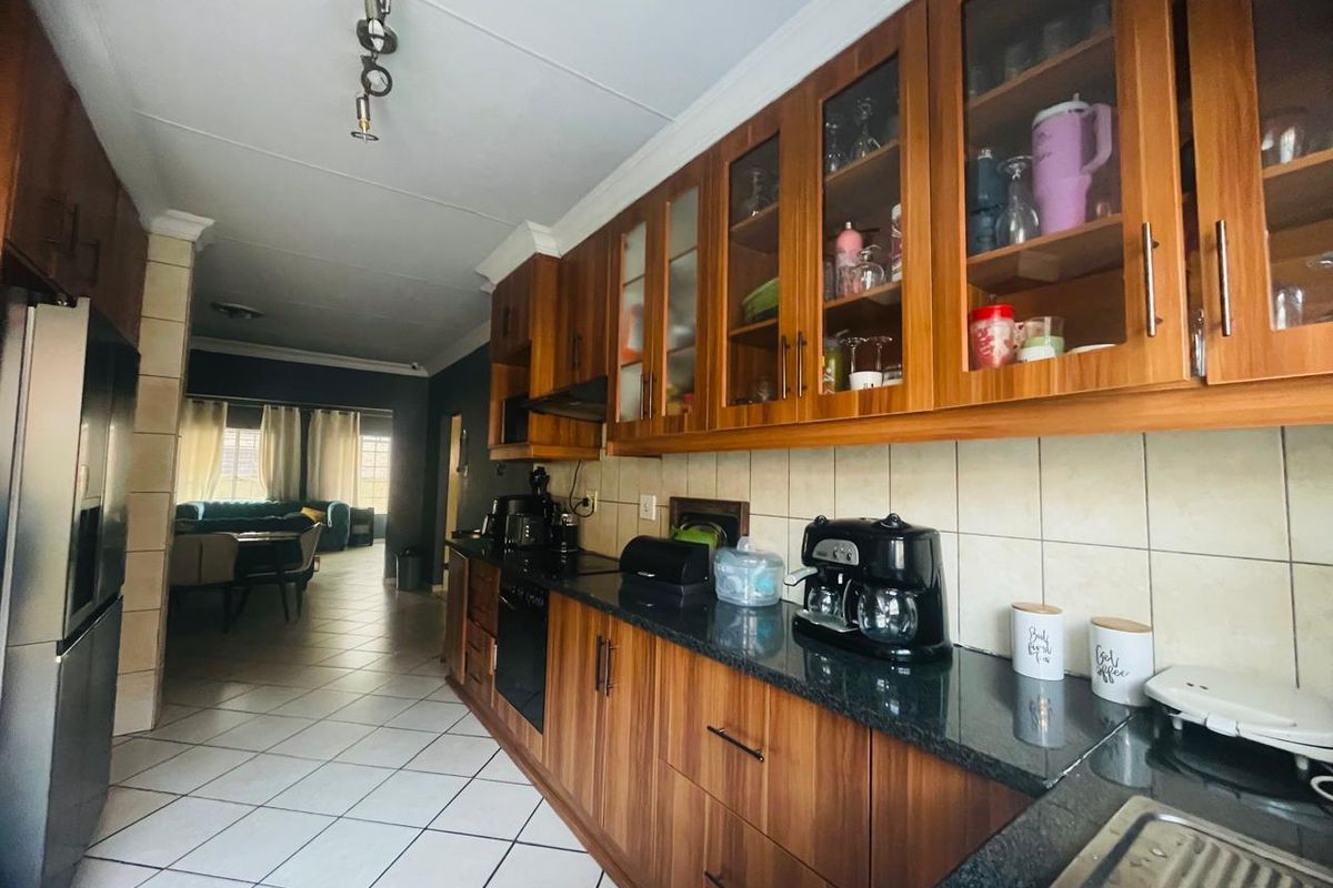 Beautiful, Neat and Conveniently Located Family Home. - Photo 5