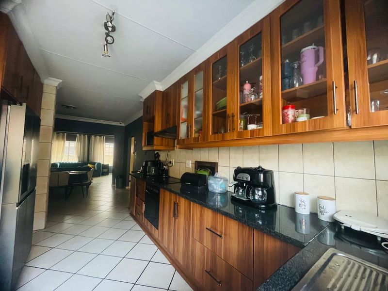 Beautiful, Neat and Conveniently Located Family Home. - Photo 5