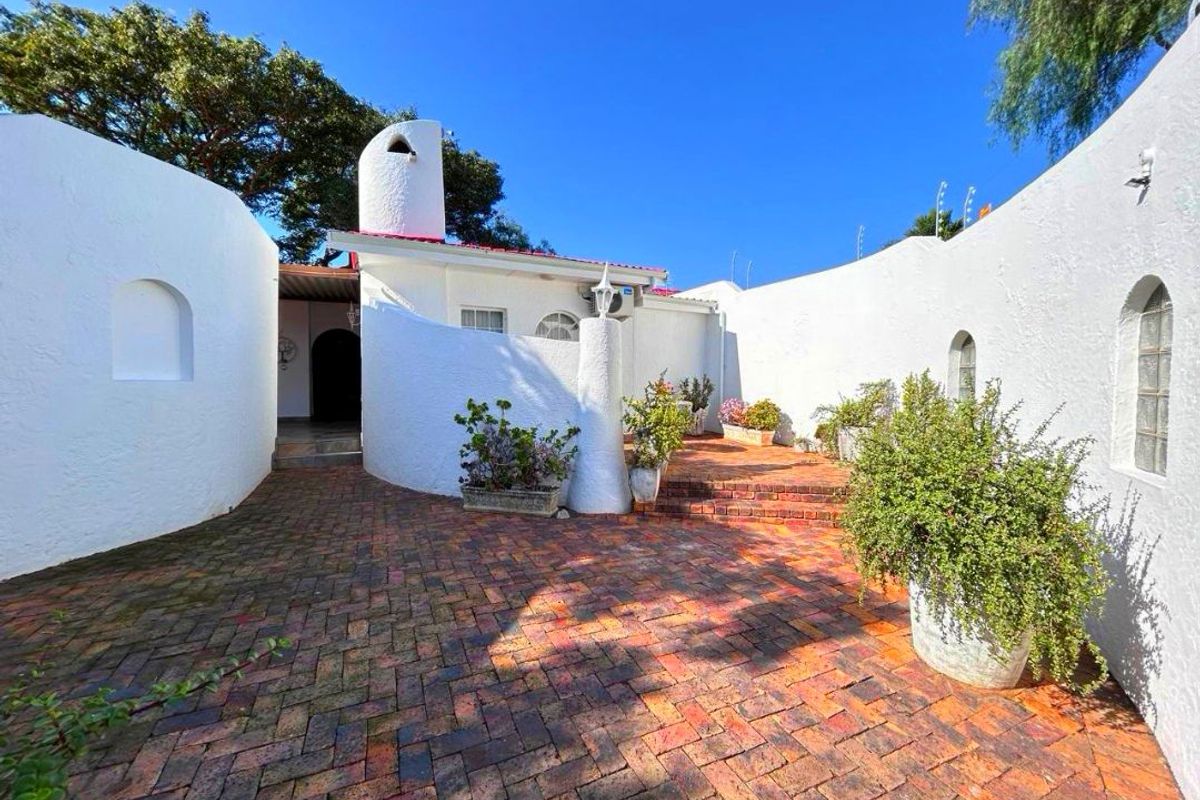 Spacious 4-Bedroom Family Home with Pool, Home Office & Separate Guest Suite - Photo 3