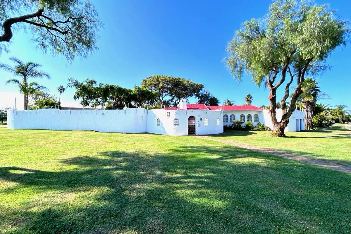 Spacious 4-Bedroom Family Home with Pool, Home Office & Separate Guest Suite - Photo 2