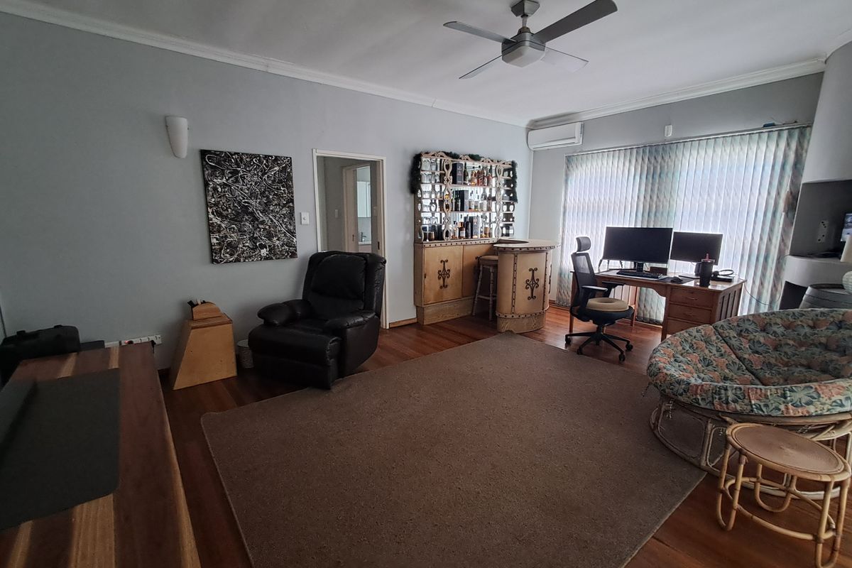 Spacious 4-Bedroom Family Home with Pool, Home Office & Separate Guest Suite - Photo 5