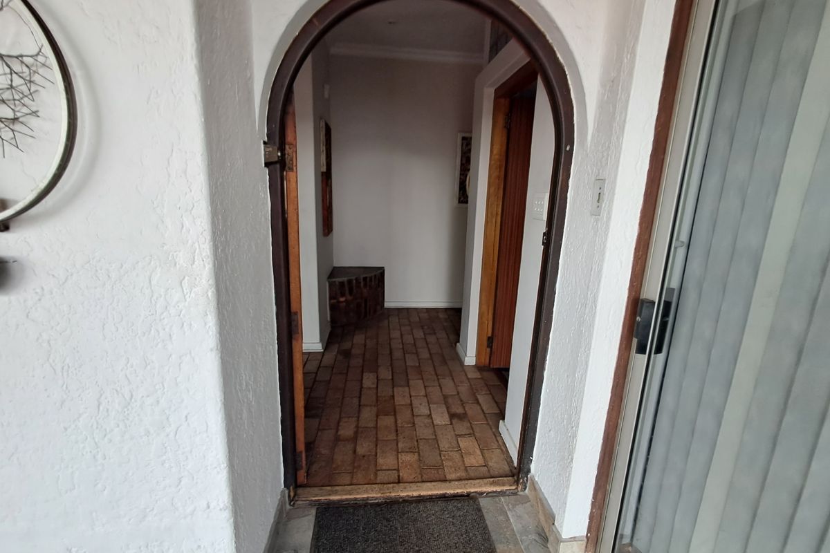 Spacious 4-Bedroom Family Home with Pool, Home Office & Separate Guest Suite - Photo 4