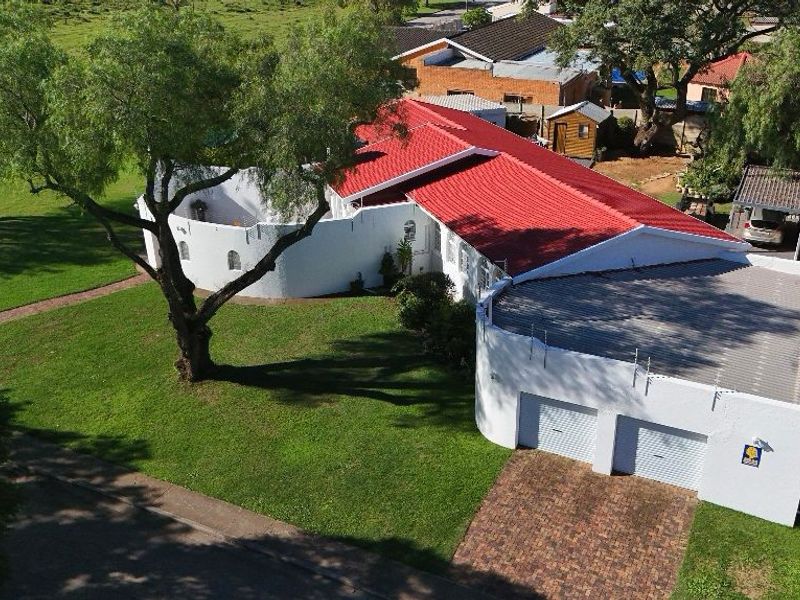 Spacious 4-Bedroom Family Home with Pool, Home Office & Separate Guest Suite - Photo 1