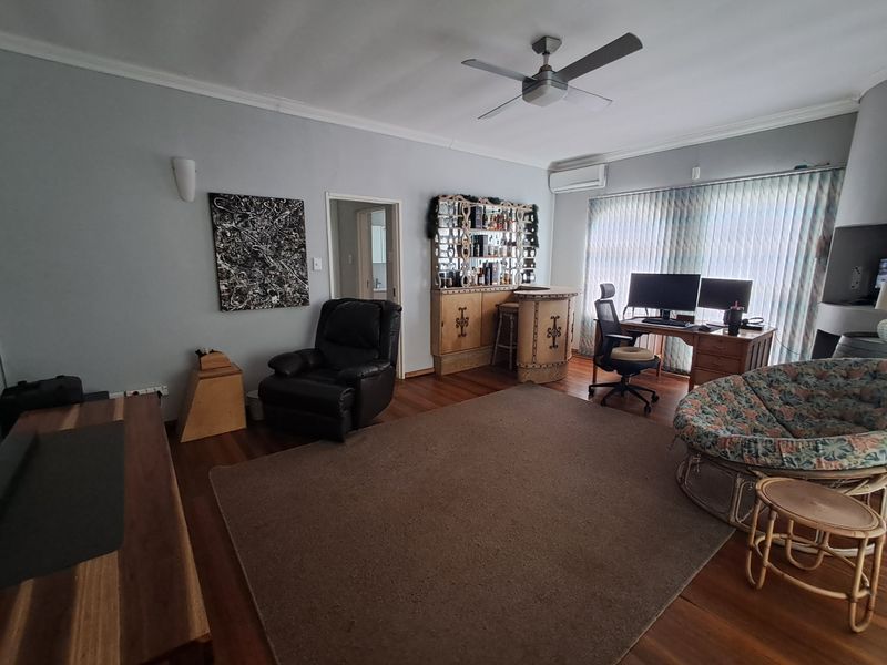 Spacious 4-Bedroom Family Home with Pool, Home Office & Separate Guest Suite - Photo 5