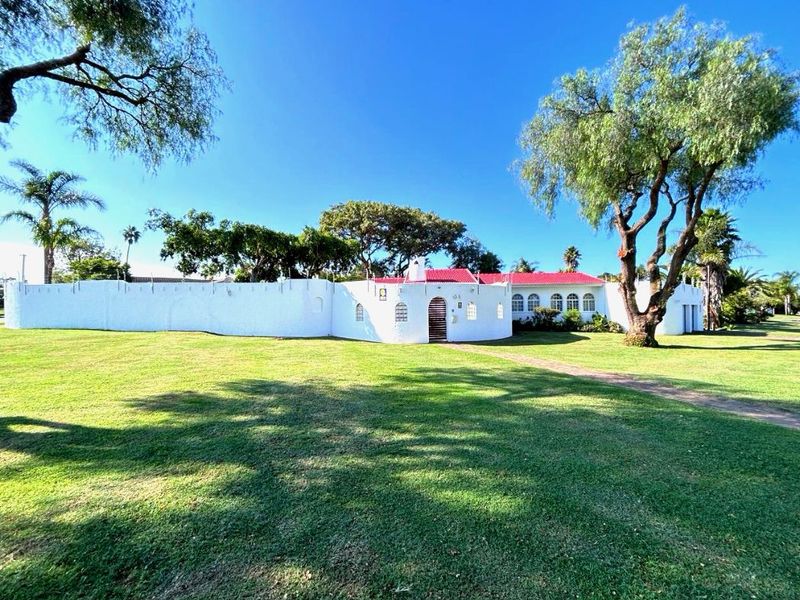 Spacious 4-Bedroom Family Home with Pool, Home Office & Separate Guest Suite - Photo 2