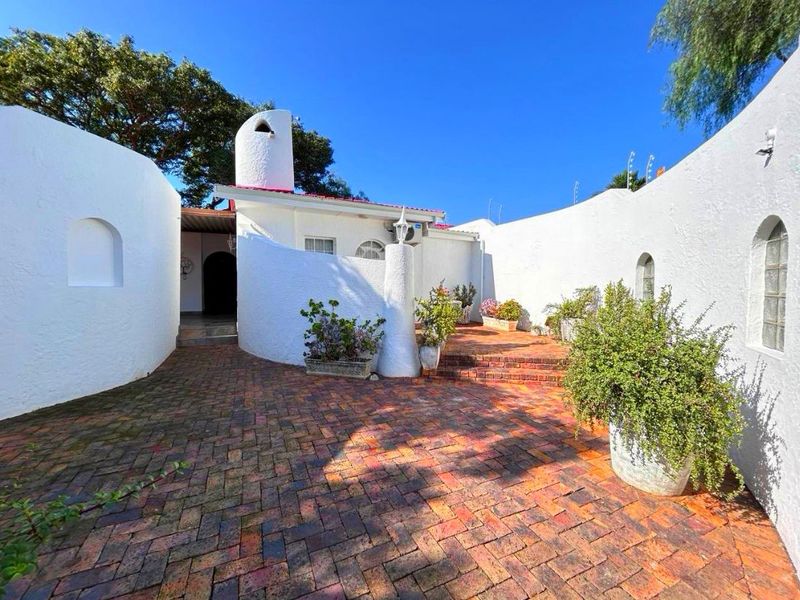 Spacious 4-Bedroom Family Home with Pool, Home Office & Separate Guest Suite - Photo 3