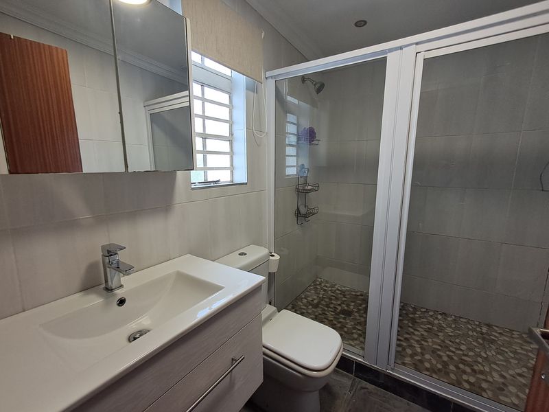 Spacious 4-Bedroom Family Home with Pool, Home Office & Separate Guest Suite - Photo 8