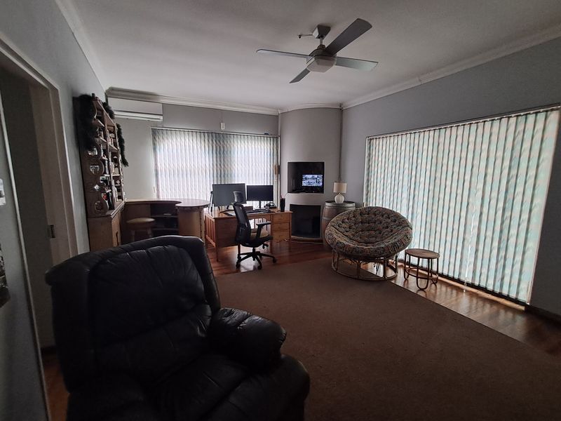 Spacious 4-Bedroom Family Home with Pool, Home Office & Separate Guest Suite - Photo 6