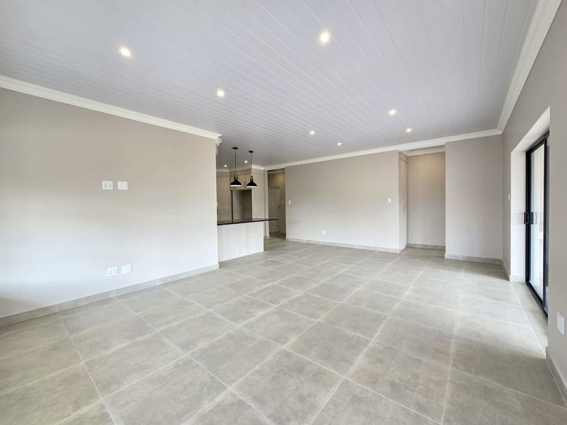 Brand-New Luxury Home in Exclusive Estate - Photo 3