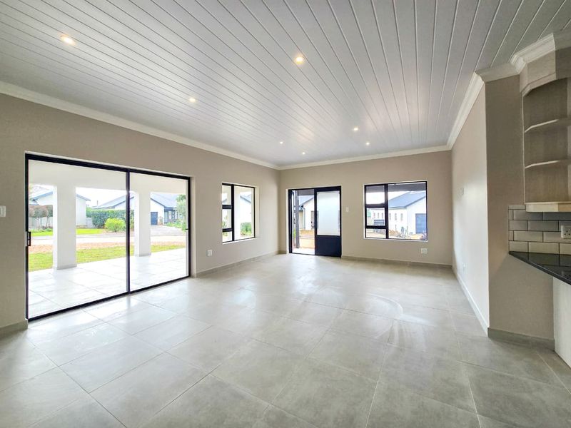Brand-New Luxury Home in Exclusive Estate - Photo 4