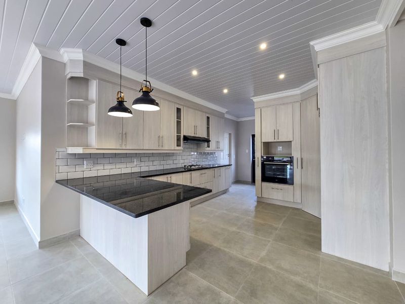 Brand-New Luxury Home in Exclusive Estate - Photo 7