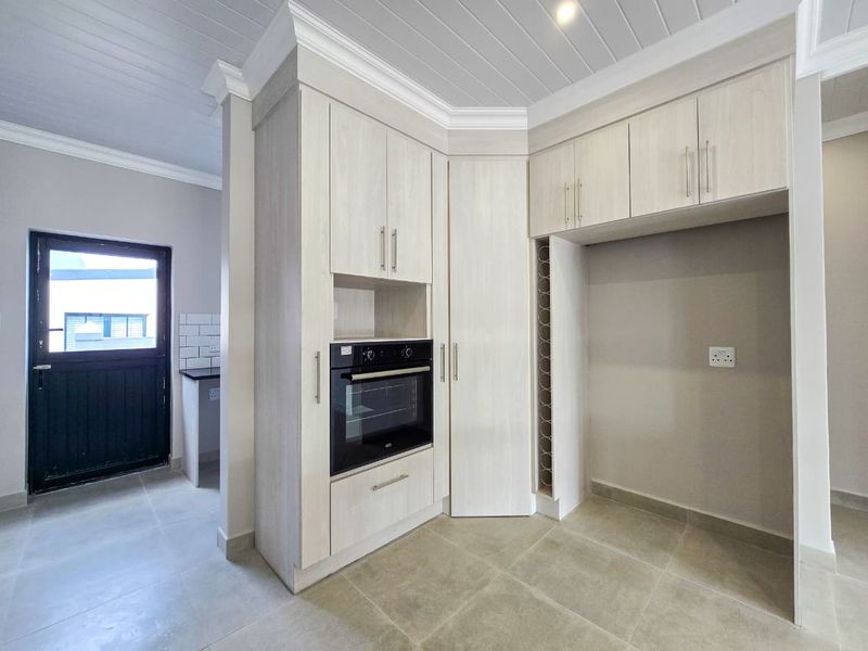 Brand-New Luxury Home in Exclusive Estate - Photo 8