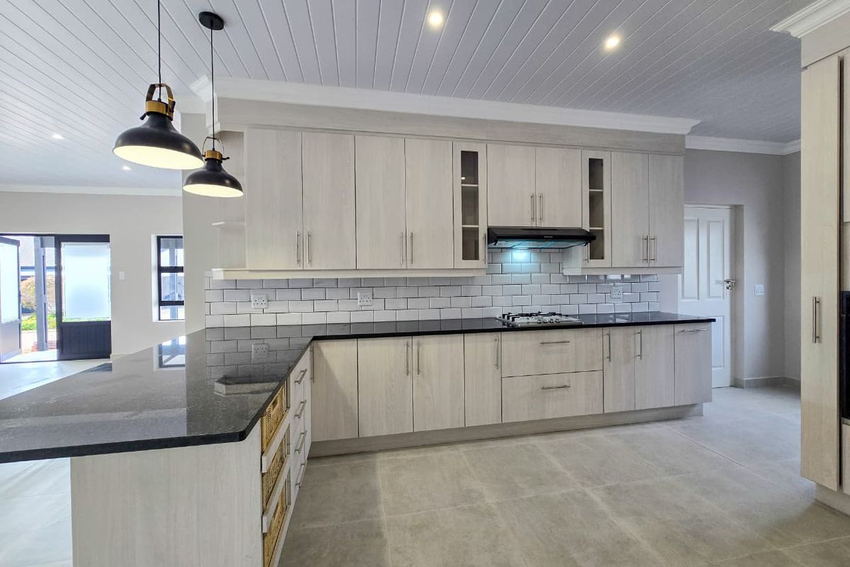Brand-New Luxury Home in Exclusive Estate - Photo 5