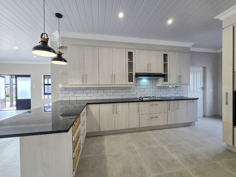 Brand-New Luxury Home in Exclusive Estate - Photo 5