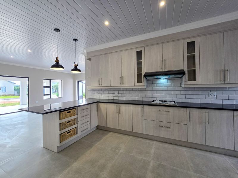 Brand-New Luxury Home in Exclusive Estate - Photo 9