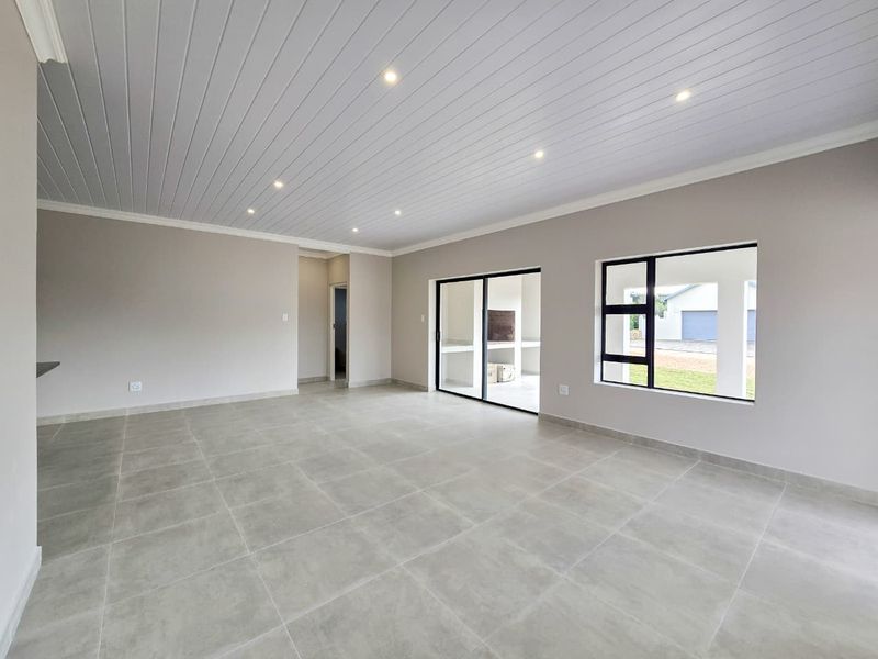Brand-New Luxury Home in Exclusive Estate - Photo 2