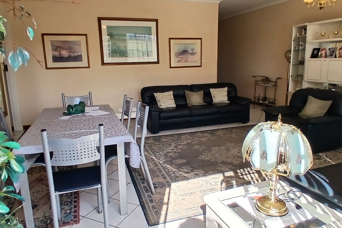 Bright & Spacious 3-Bedroom Townhouse with Double Garage in New Redruth - Photo 4